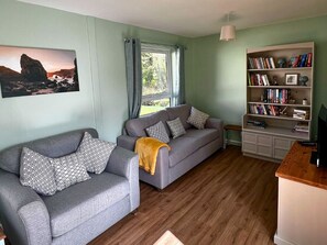 TV, DVD player, books, video library - Peaceful, streamside, detached bungalow - close attractions, walks & beaches (Liskeard)