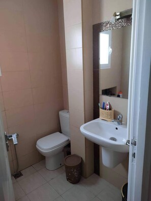 Baignoire, sĂšche-cheveux, serviettes fournies, savon