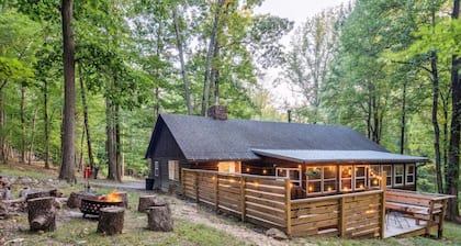 Cozy Bear-Themed Mountain Cabin in Harpers Ferry with Relaxing Jacuzzi Hot Tub
