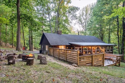 Cozy Bear-Themed Mountain Cabin in Harpers Ferry with Relaxing Jacuzzi Hot Tub