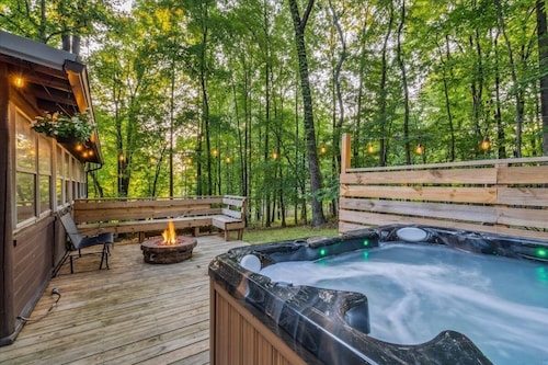 Cozy Bear-Themed Mountain Cabin in Harpers Ferry with Relaxing Jacuzzi Hot Tub