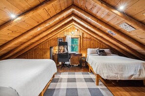 3 habitaciones, escritorio y tabla de planchar con plancha 