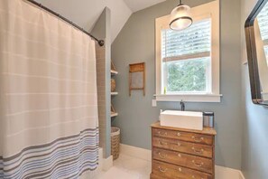 Chuveiro/banheira combinados, secador de cabelo, toalhas de banho 