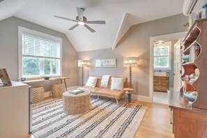 Smart TV, livros, escritórios