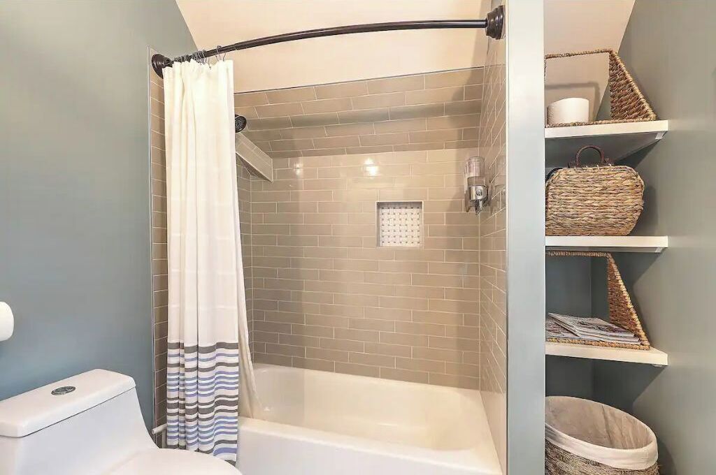 Combined shower/bathtub, hair dryer, towels, soap