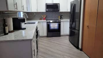 Frigorífico, microondas, horno y placa de cocina