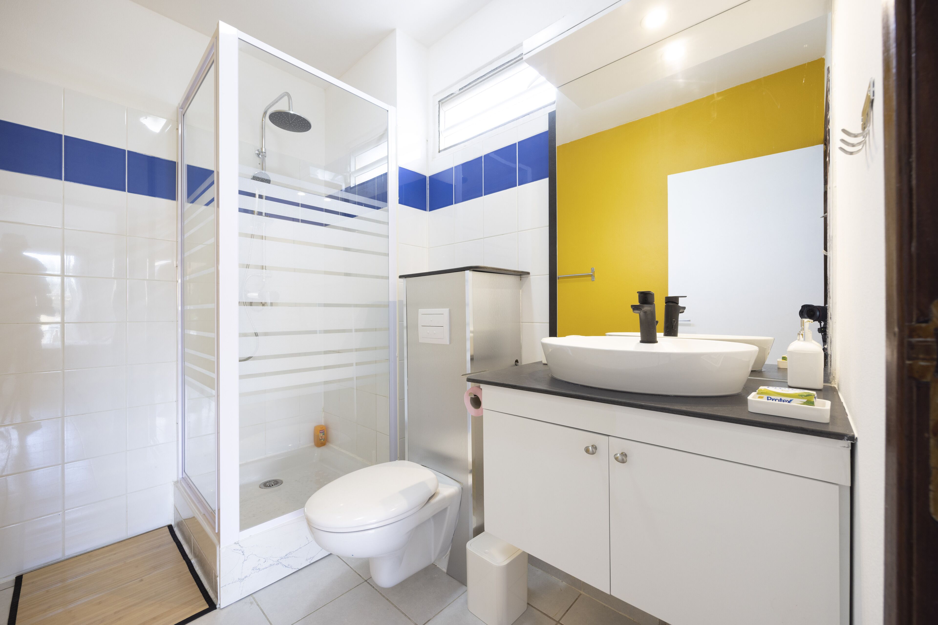 Douche, sèche-cheveux, serviettes fournies, savon