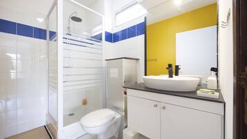 Douche, sĂšche-cheveux, serviettes fournies, savon