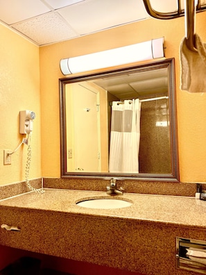 Combined shower/tub, towels