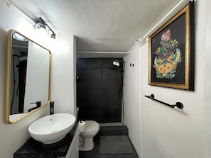 Douche, serviettes fournies, savon, papier toilette