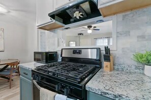 Refrigerador, microondas, parrilla de estufa y lavavajillas 