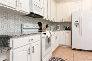 Frigorifero, microonde, forno, piano cottura