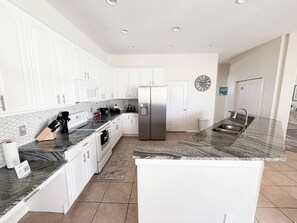 Fridge, microwave, oven, stovetop - Stunning Renovated Villa Overlooking Golf Course (Davenport)