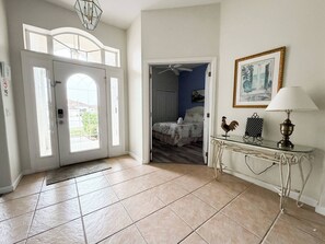 5 bedrooms, iron/ironing board, travel cot, WiFi - Stunning Renovated Villa Overlooking Golf Course (Davenport)