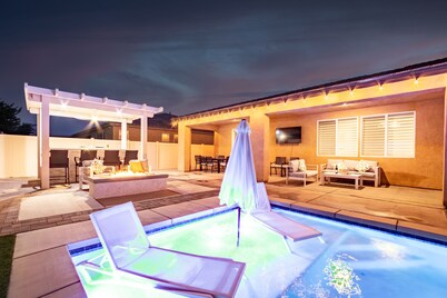 Indio Spacious Entertaining Hideaway Pool Hot Tub