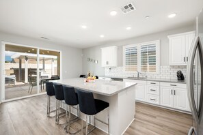 ثلاجة، ميكروويف، فرن، موقد طهي مسطح