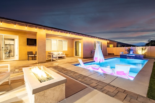 Indio Spacious Entertaining Hideaway Pool Hot Tub