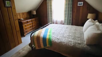 3 bedrooms, desk, iron/ironing board, travel crib