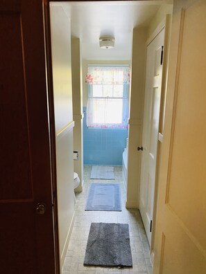 Badkar, hårtork, handdukar och tvål