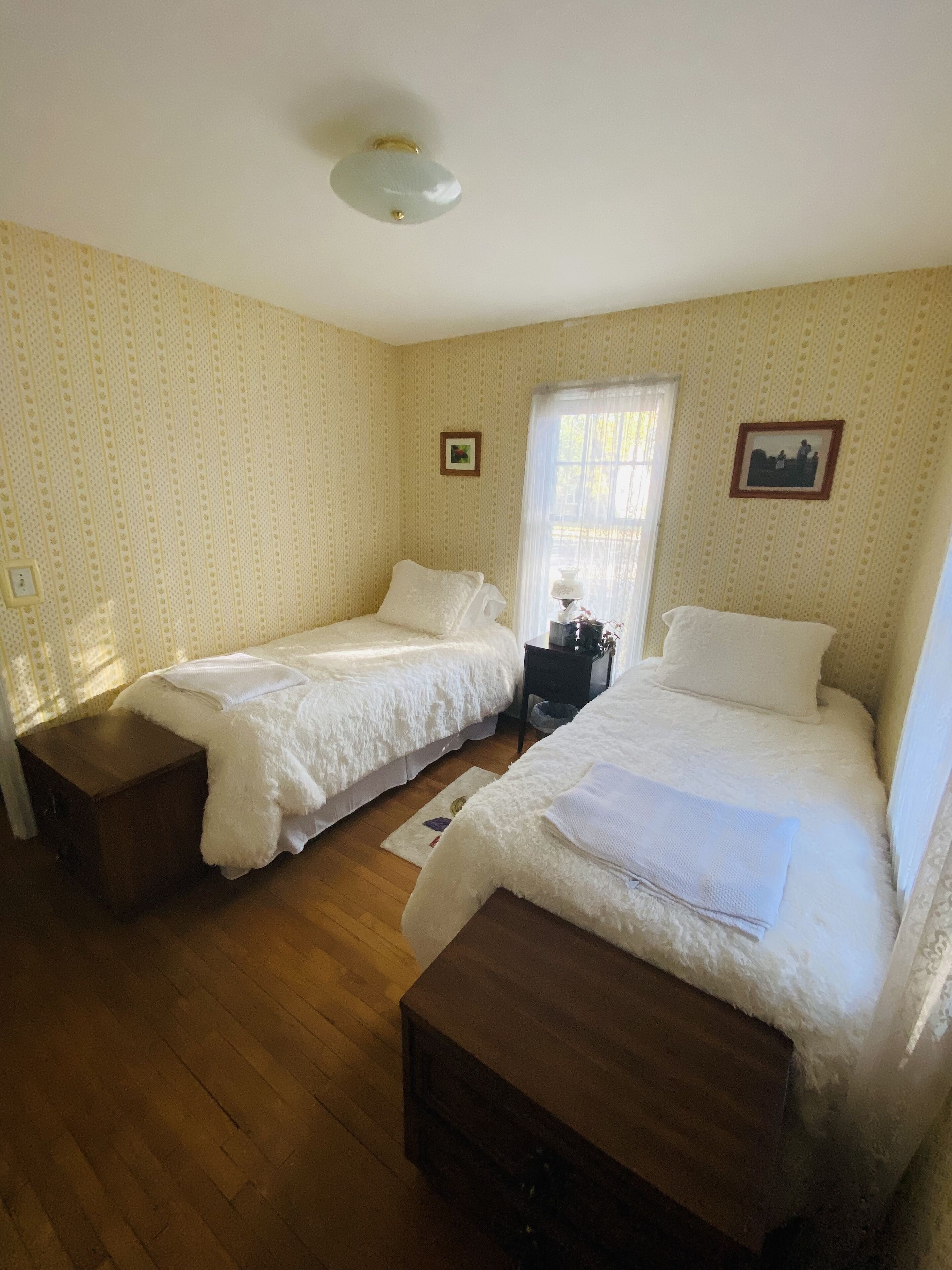 3 chambres, bureau, fer et planche à repasser, lit de bébé portatif