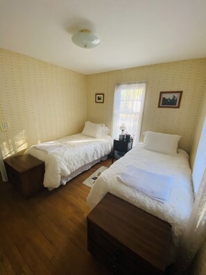 3 bedrooms, desk, iron/ironing board, travel cot