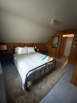 3 bedrooms, desk, iron/ironing board, travel cot - Grandma's Comfy Vintage Cottage w/ Fireplace ~ BBQ & Firepit (Minneapolis)