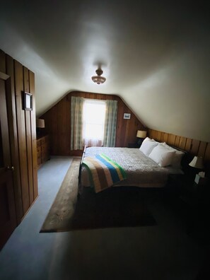 3 bedrooms, desk, iron/ironing board, travel crib