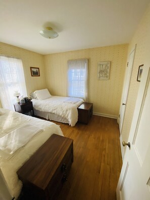3 habitaciones, escritorio y tabla de planchar con plancha 
