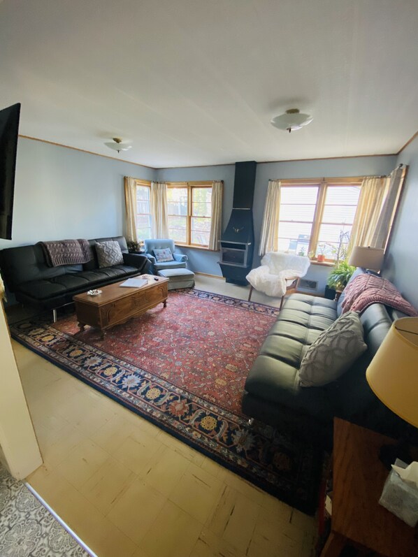 Smart-tv, eldstad och böcker