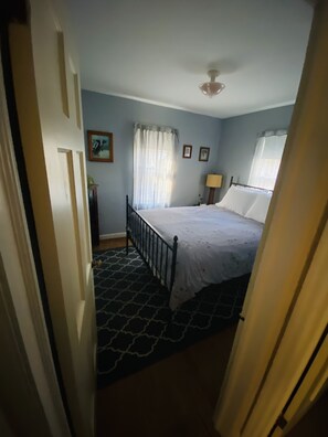 3 sovrum, skrivbord, strykjärn/strykbräda och resesäng