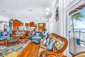 TV, stereo - 300’ Private Beach, Pool & Rooftop w Panoramic Ocean Views (Big Pine Key)