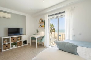 Tabla de planchar con plancha, wifi y ropa de cama 