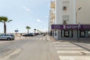 Parking - Beach Front Studio w/Premium View -Astro Quarteira (Loulé)