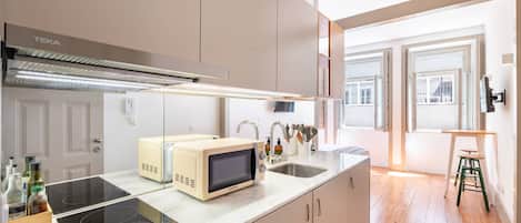 Jääkaappi, mikroaaltouuni, liesi, kahvin-/teenkeitin