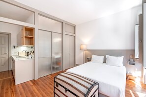 Tabla de planchar con plancha, Internet, ropa de cama