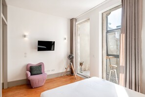 Iron/ironing board, Internet, bed sheets