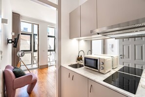 Réfrigérateur, micro-ondes, plaque de cuisson, cafetière/bouilloire