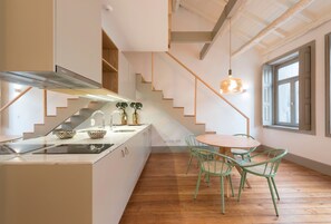 Kühlschrank, Mikrowelle, Herdplatte, Wasserkocher mit Kaffee-/Teezubehör