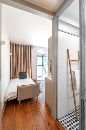 1 dormitorio, tabla de planchar con plancha, wifi y ropa de cama