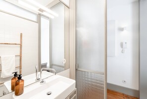 Secador de pelo, toallas y champú
