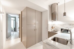 Kühlschrank, Mikrowelle, Herdplatte, Wasserkocher mit Kaffee-/Teezubehör