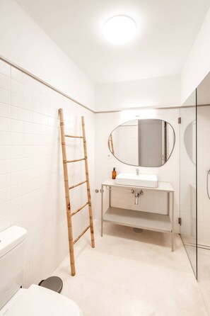 Een haardroger, handdoeken, shampoo