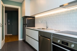 Refrigerador, microondas, horno, placa de cocina