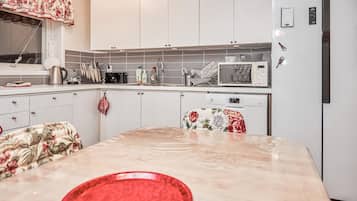 Jääkaappi, liesi, astianpesukone, kahvin-/teenkeitin