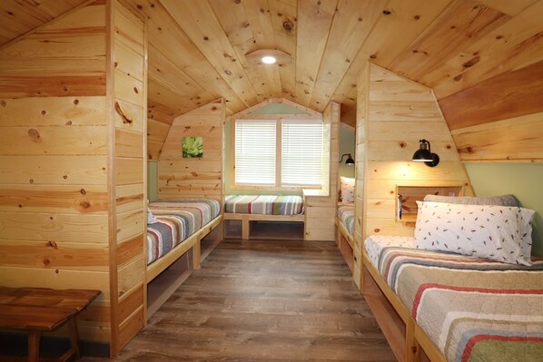 1 bedroom, desk, travel crib, WiFi
