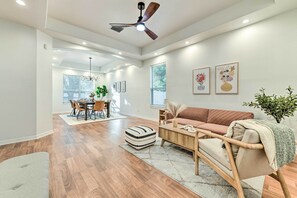 Televisión, chimenea, futbolito y tenis de mesa
