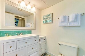 Regadera, secadora de cabello, toallas, shampoo 