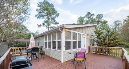 New Weston Cottage - Sleeps 6, Cozy and Private Stay!