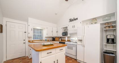 New Weston Cottage - Sleeps 6, Cozy and Private Stay!