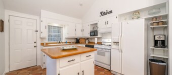 New Weston Cottage - Sleeps 6, Cozy and Private Stay!